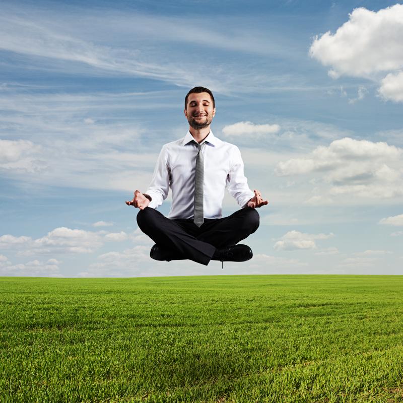 Schwebender Büromitarbeiter